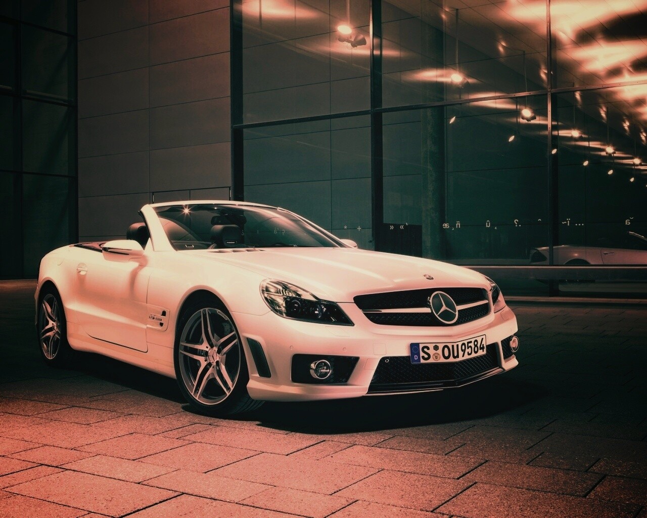 Белый мерседес с открытым верхом обои