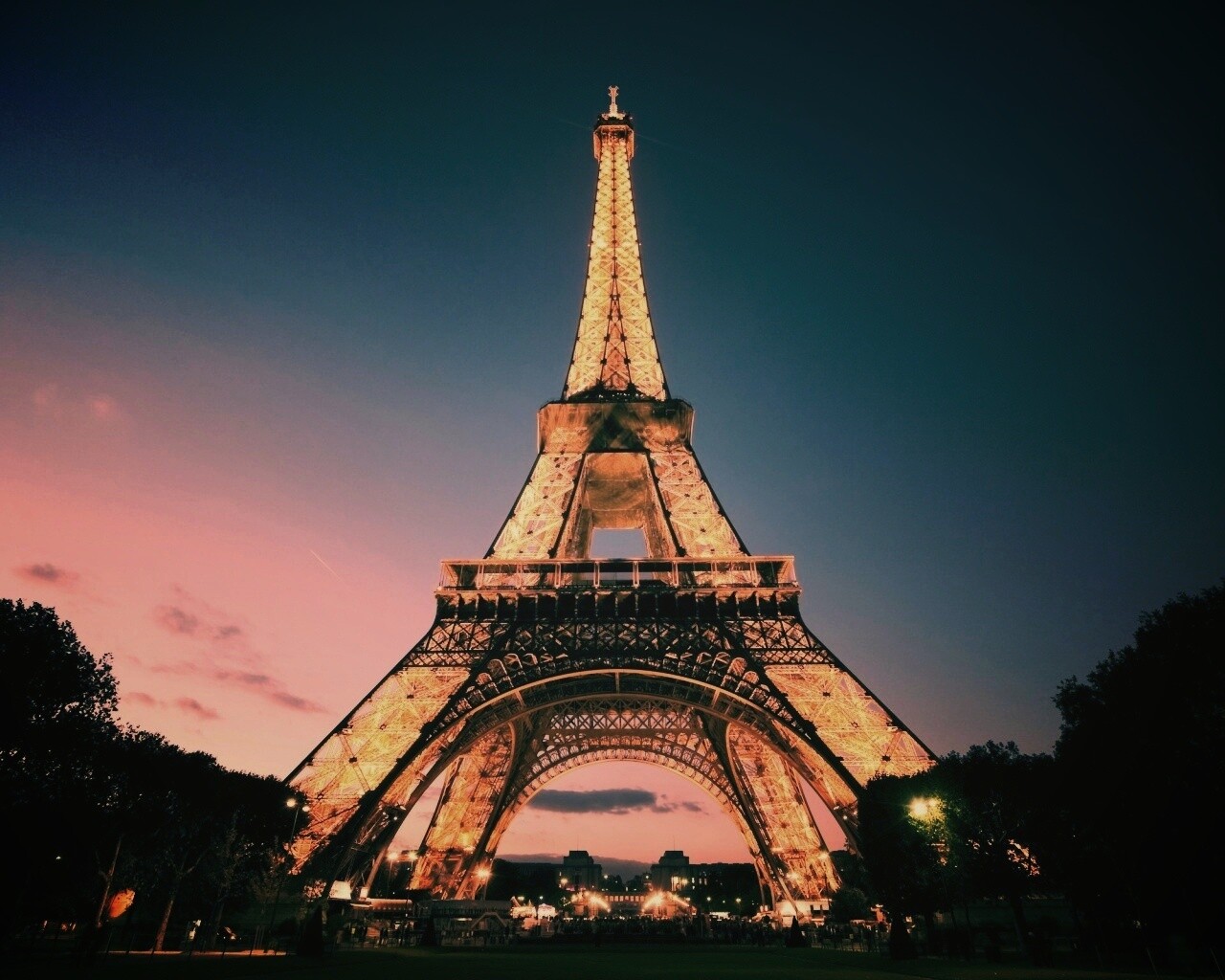 Светящаяся эйфелева башня обои