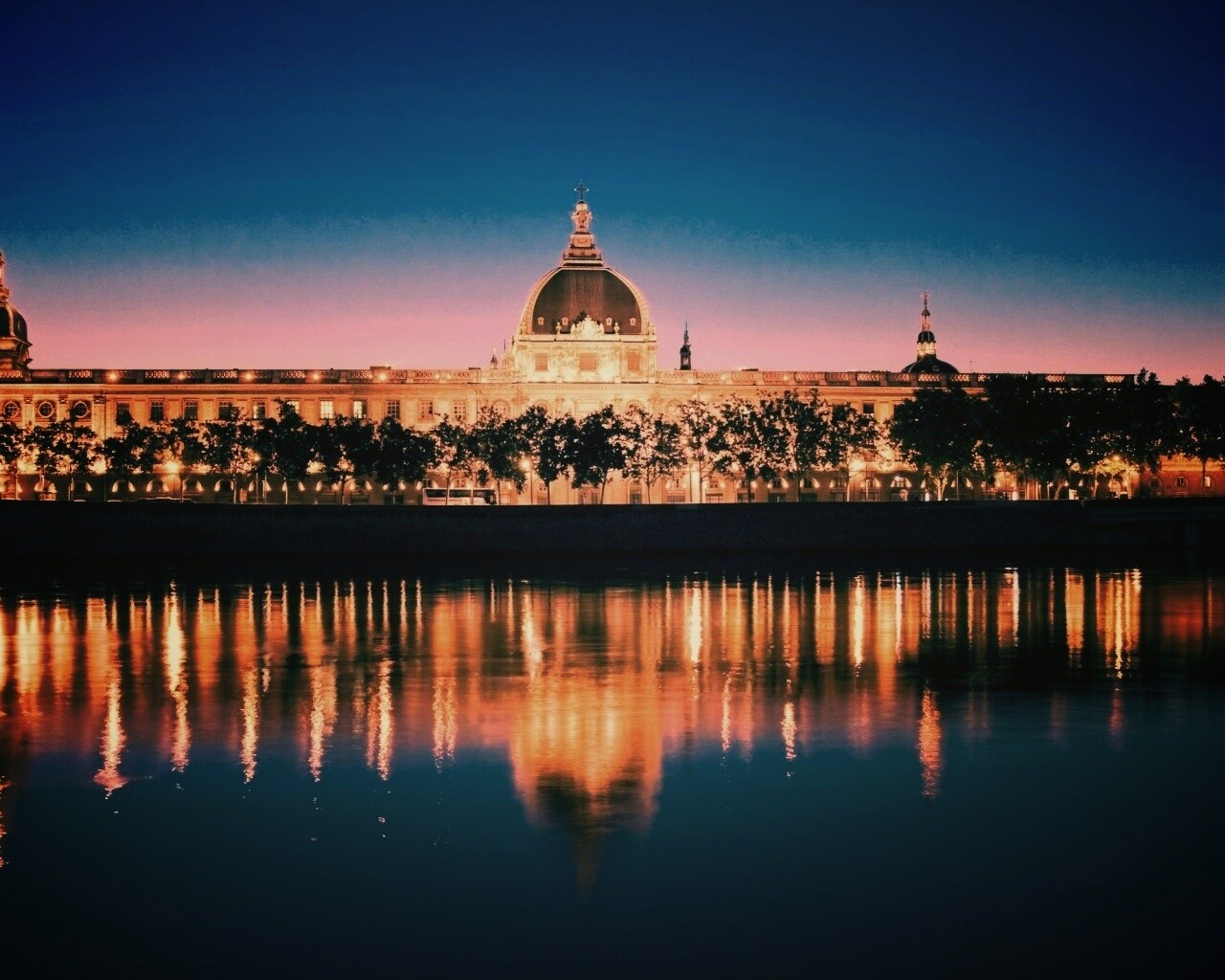 Отражение набережной обои