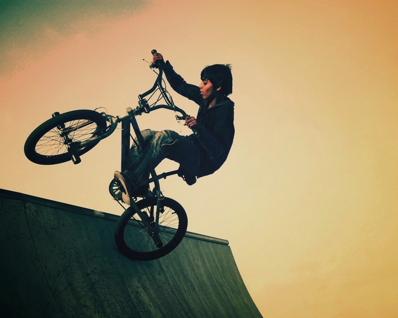 Мальчик на рампе обои