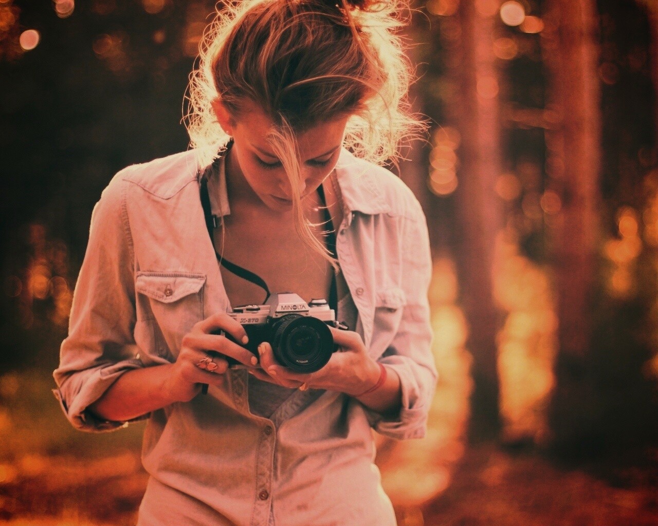 Девушка-фотограф обои
