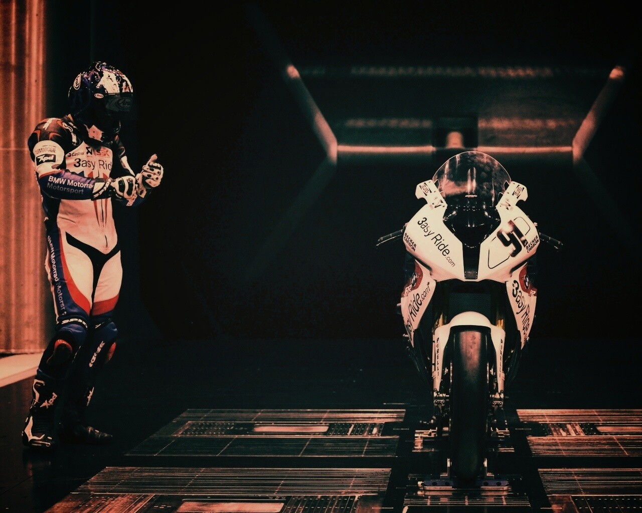 Мотоцикл на тестовом стенде обои