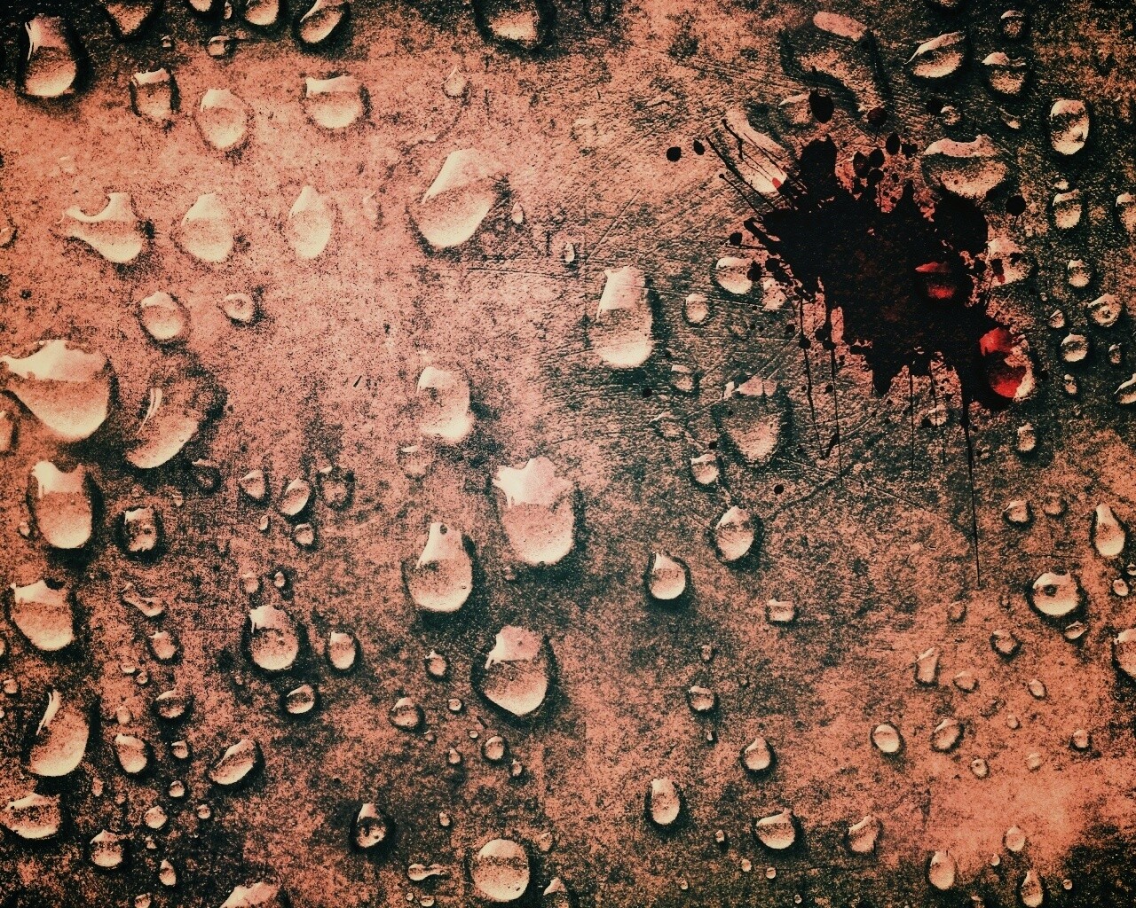 Кровавое пятно и капли воды обои