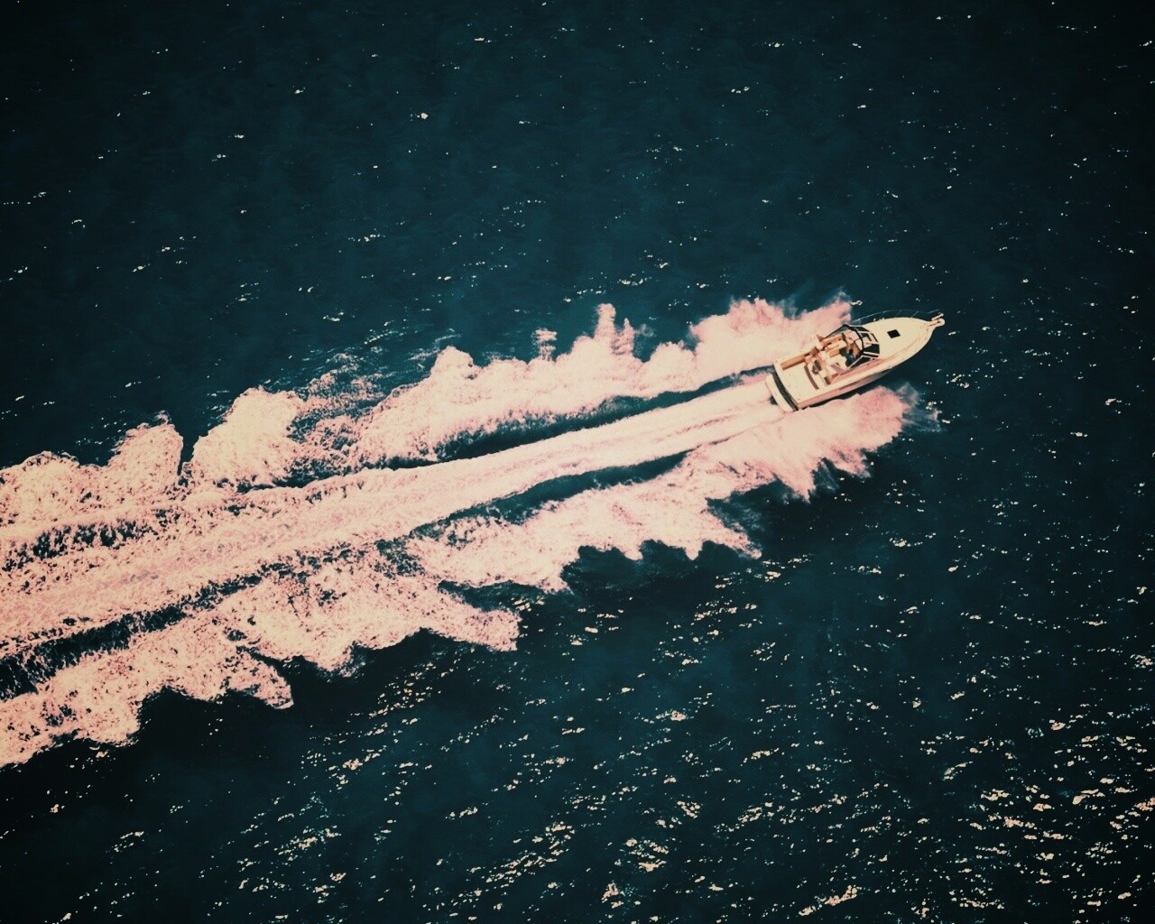 Вид на катер обои