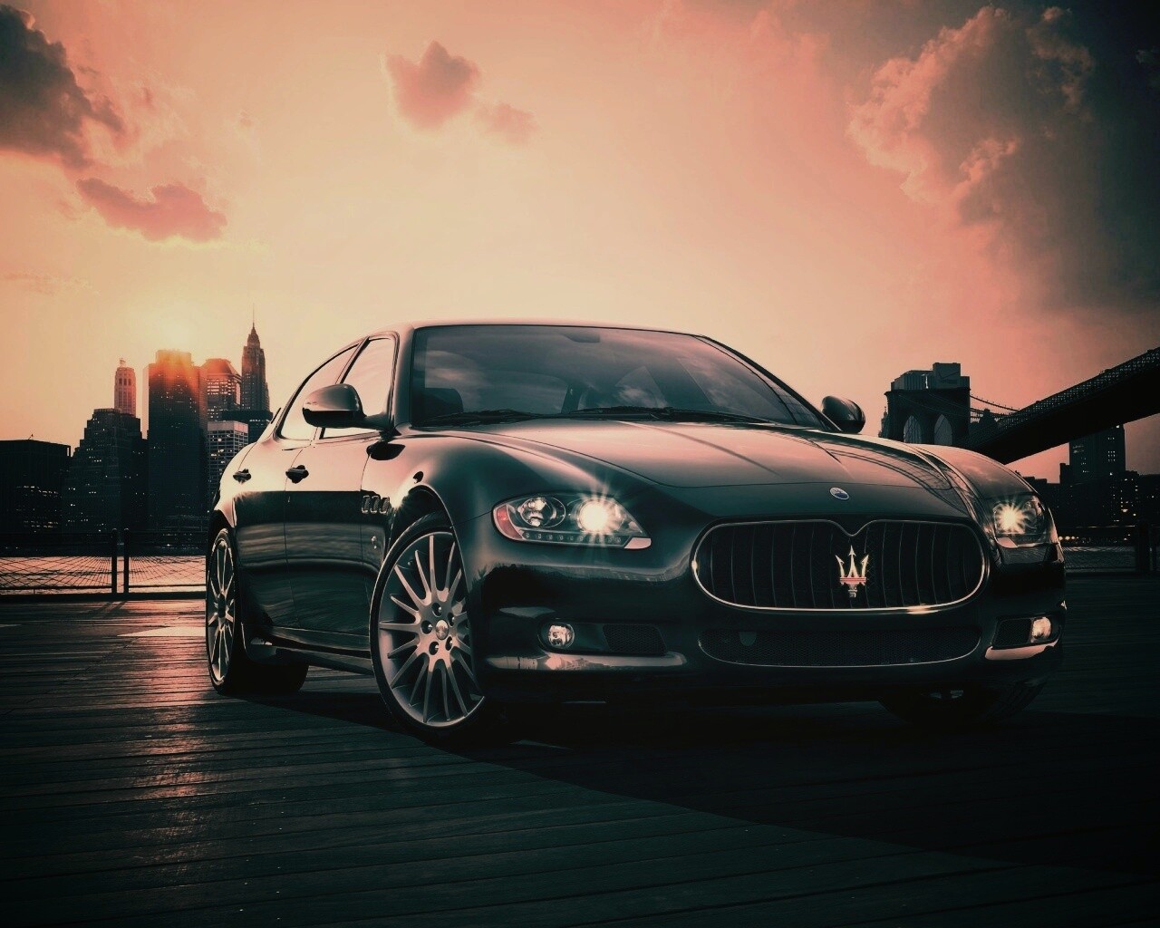 Черная мазерати на пирсе обои
