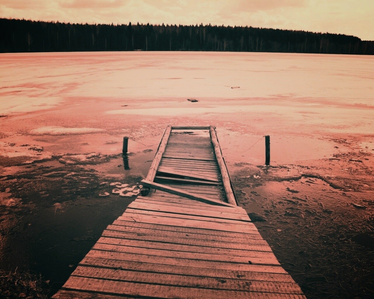 Пирс на замерзшем озере обои