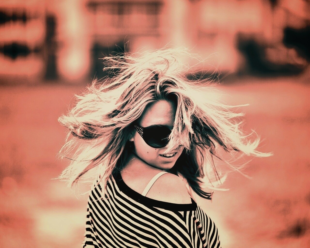 Девушка в тельняшке обои