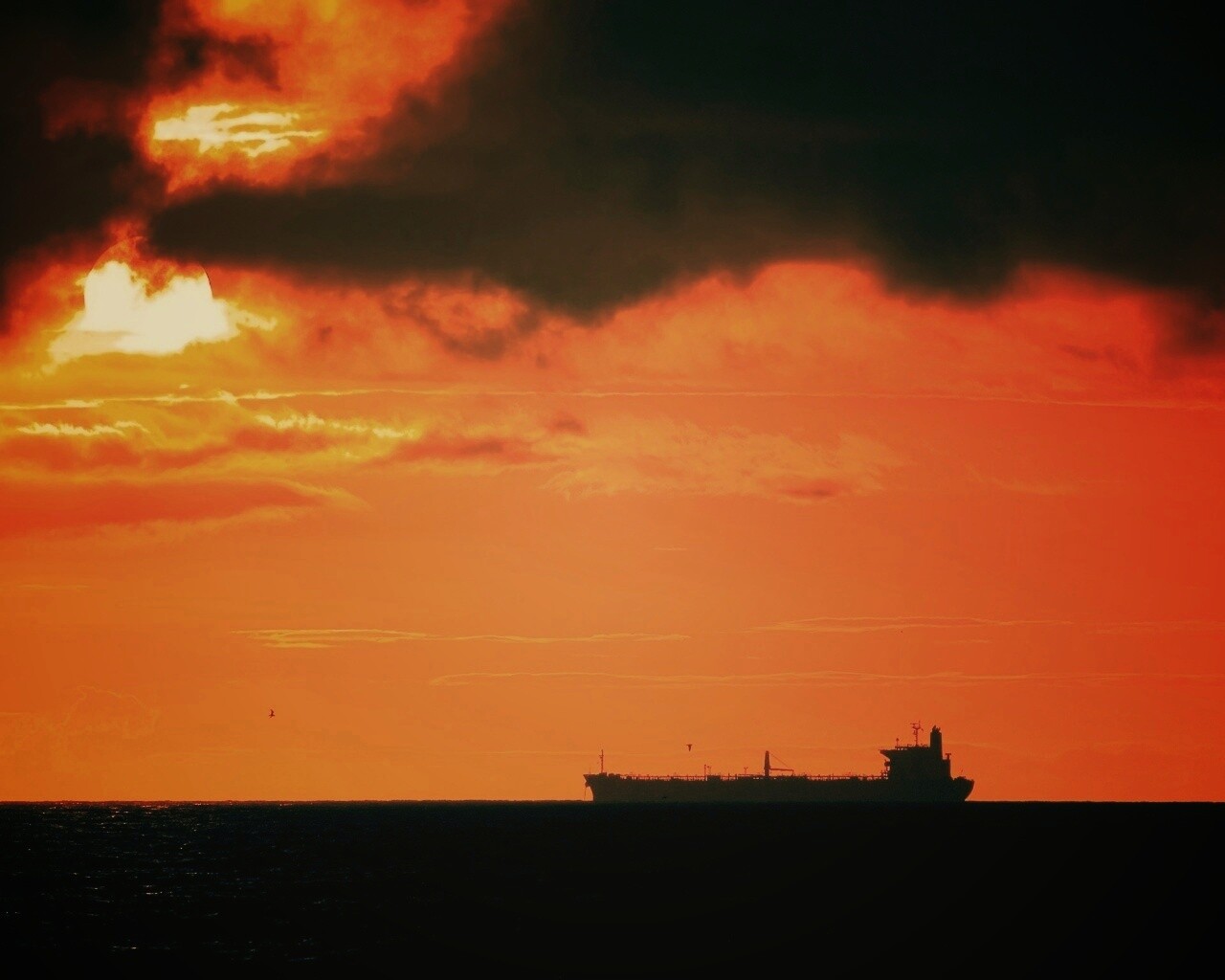 Баржа на закате обои