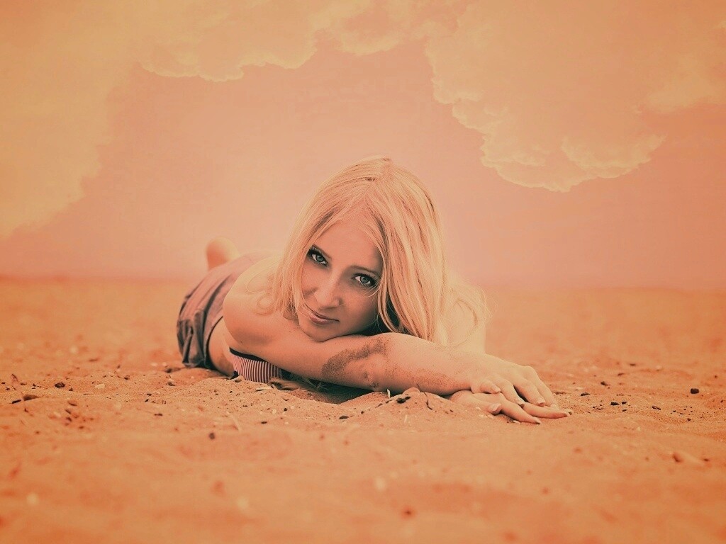 Девушка на пляже обои