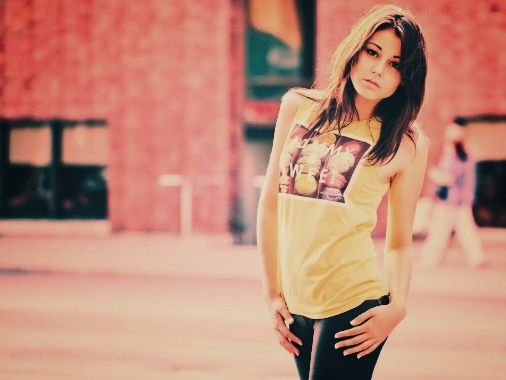 Молодая девушка в городе обои