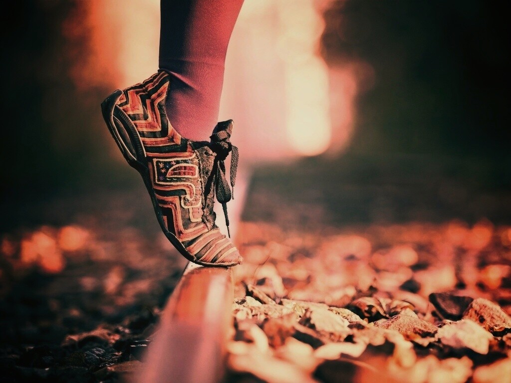 Разноцветные кроссовки обои