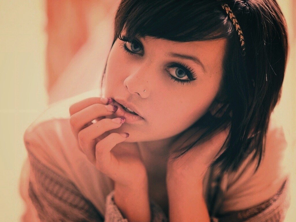 Задумчивая девушка обои