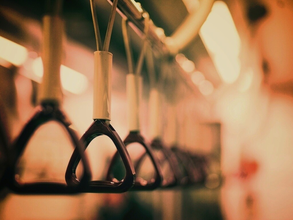 Поручни в метро обои