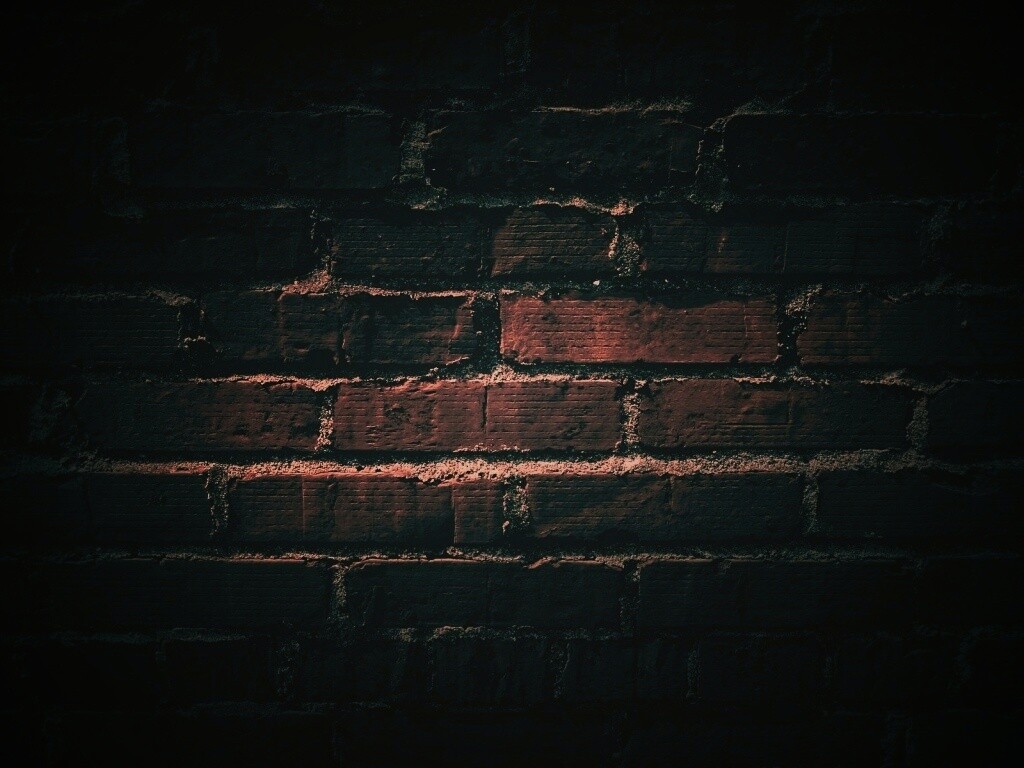 Затемненная кирпичная стена обои