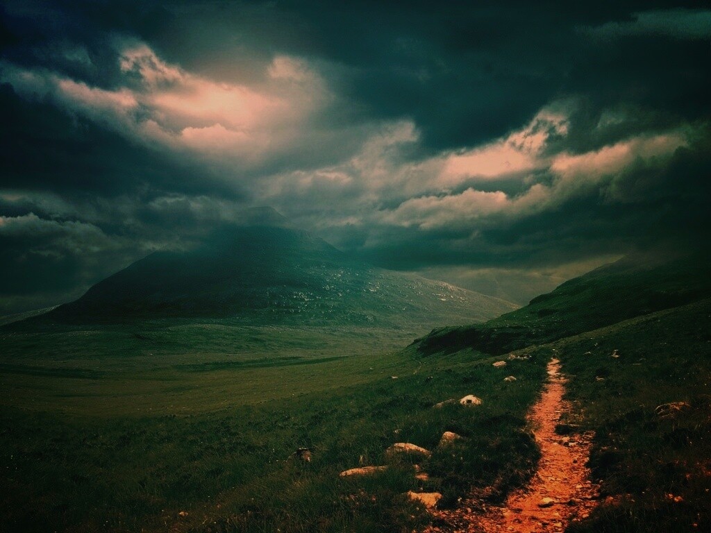 Тропинка средь холмов обои