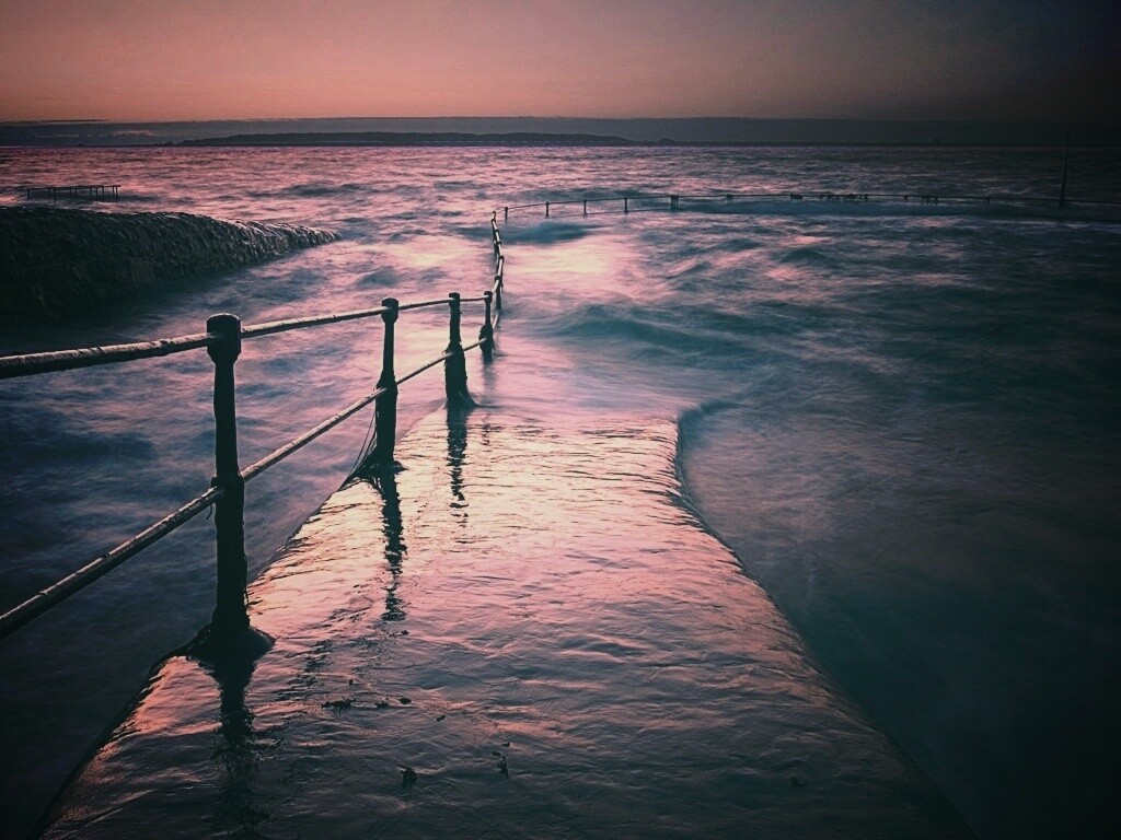 Пирс уходящий в море обои