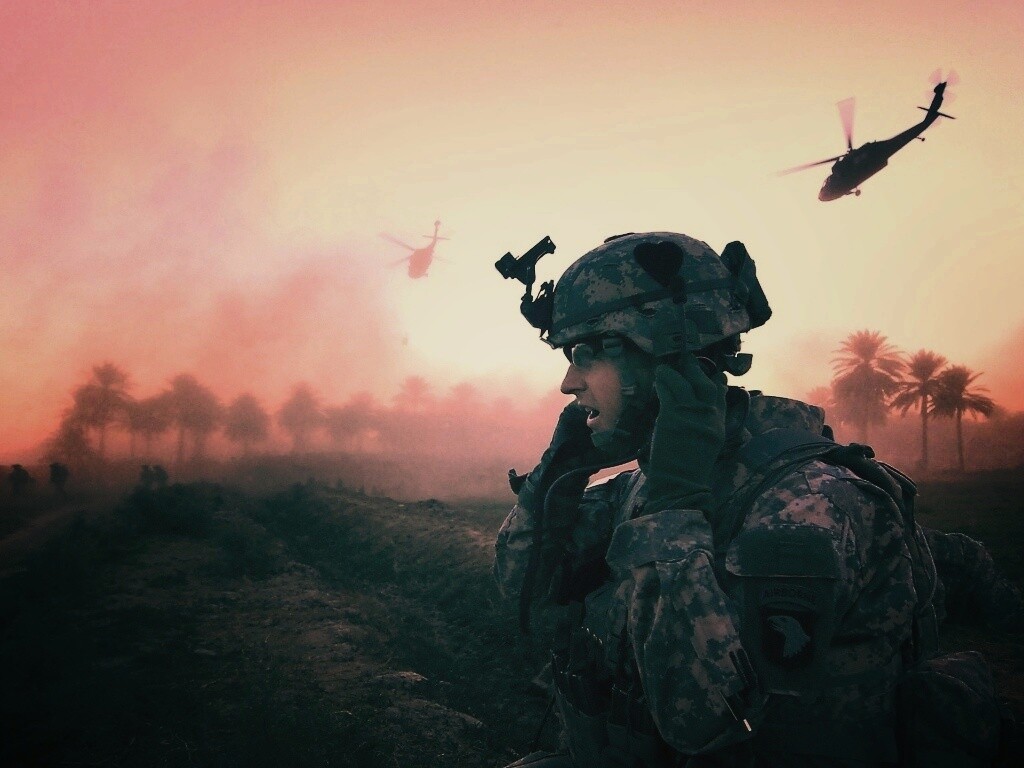 СОлдат во время боевых действий обои