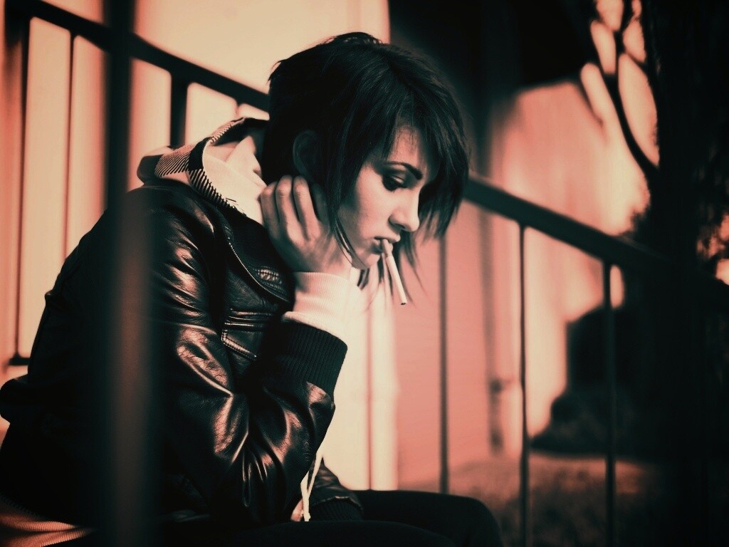 Девушка с сигаретой обои