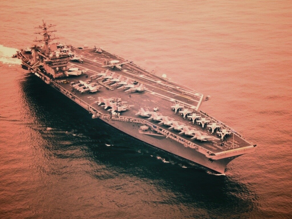 Авианосец в море обои