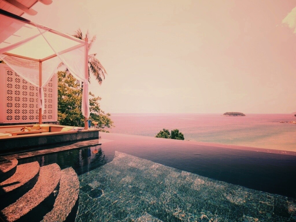 Бассейн на берегу моря обои