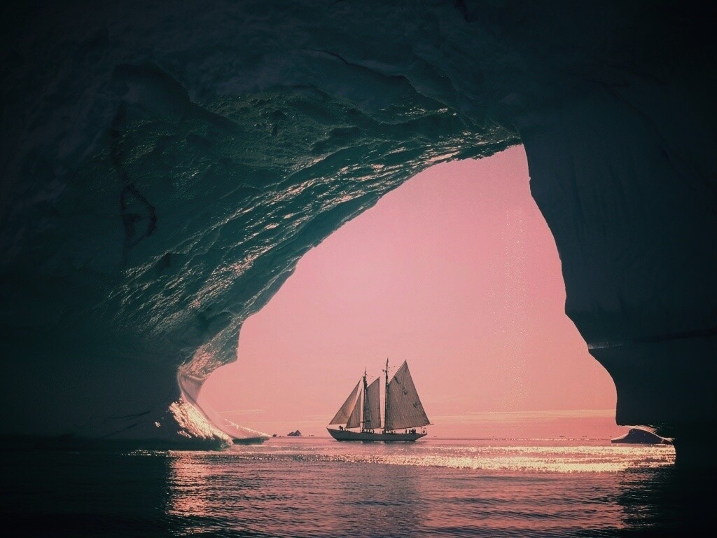 Парусник под ледяной аркой обои