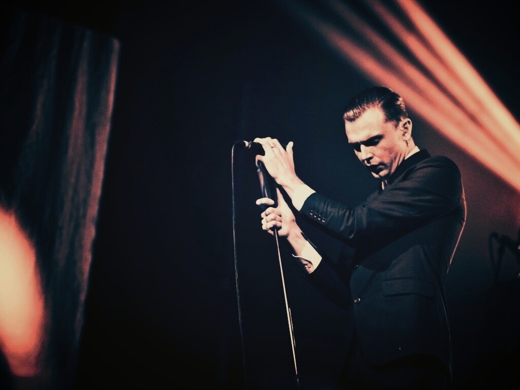 Тео Хатчкрафт на сцене обои