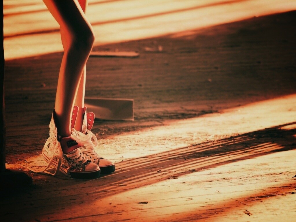 Ножки в кедах обои