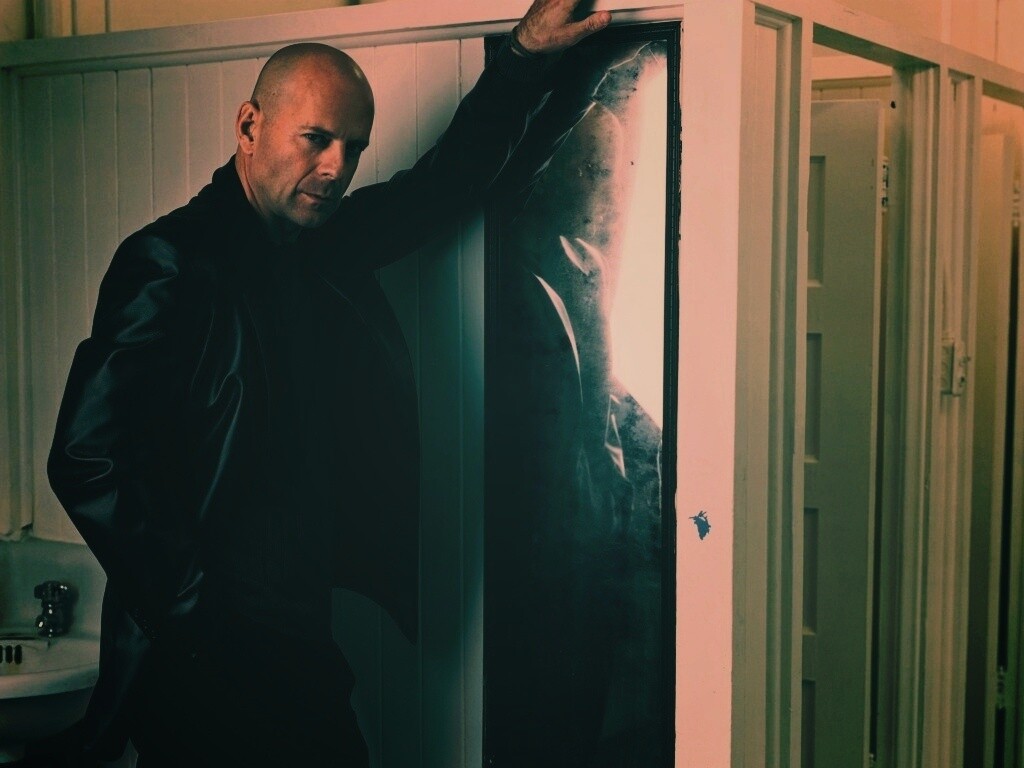 Брюс Уиллис у зеркала обои