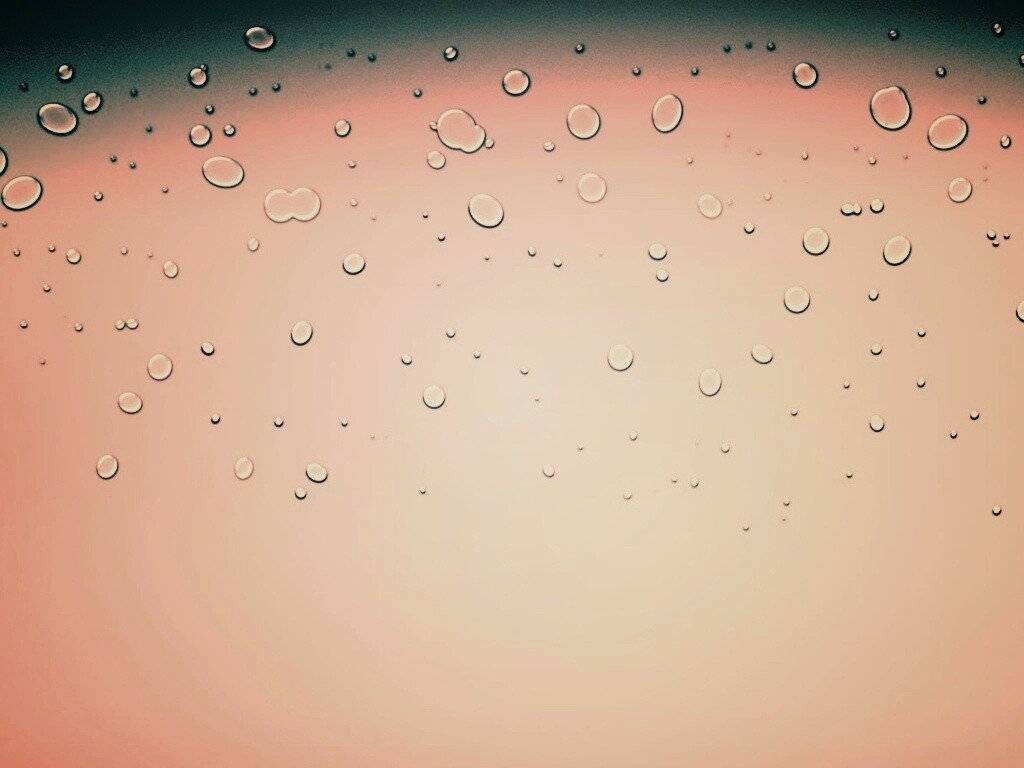 Капли на светлом фоне обои