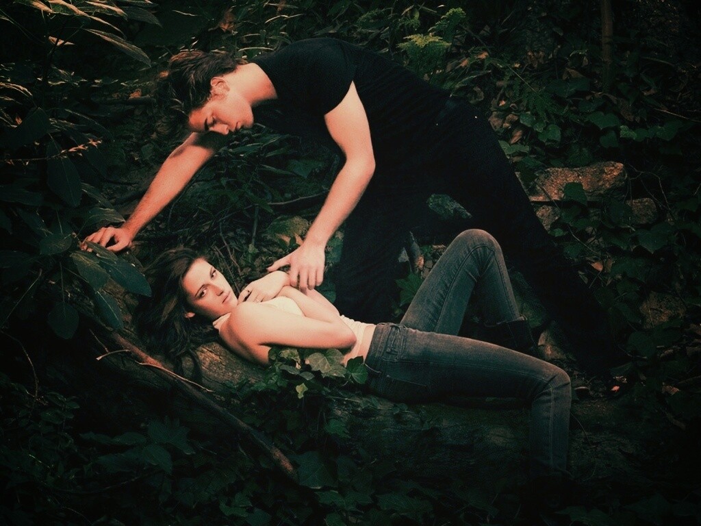 Эдвард и Белла в лесу обои