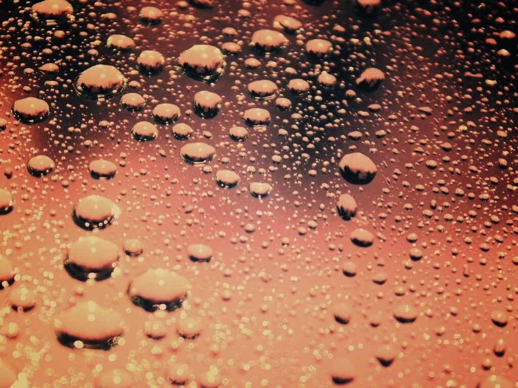 Капли воды на поверхности стекла обои