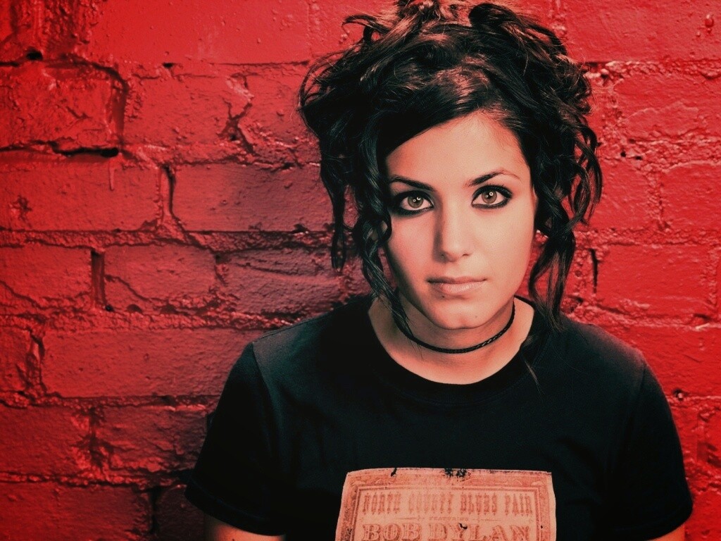 Подросток на фоне розовой кирпичной стены обои