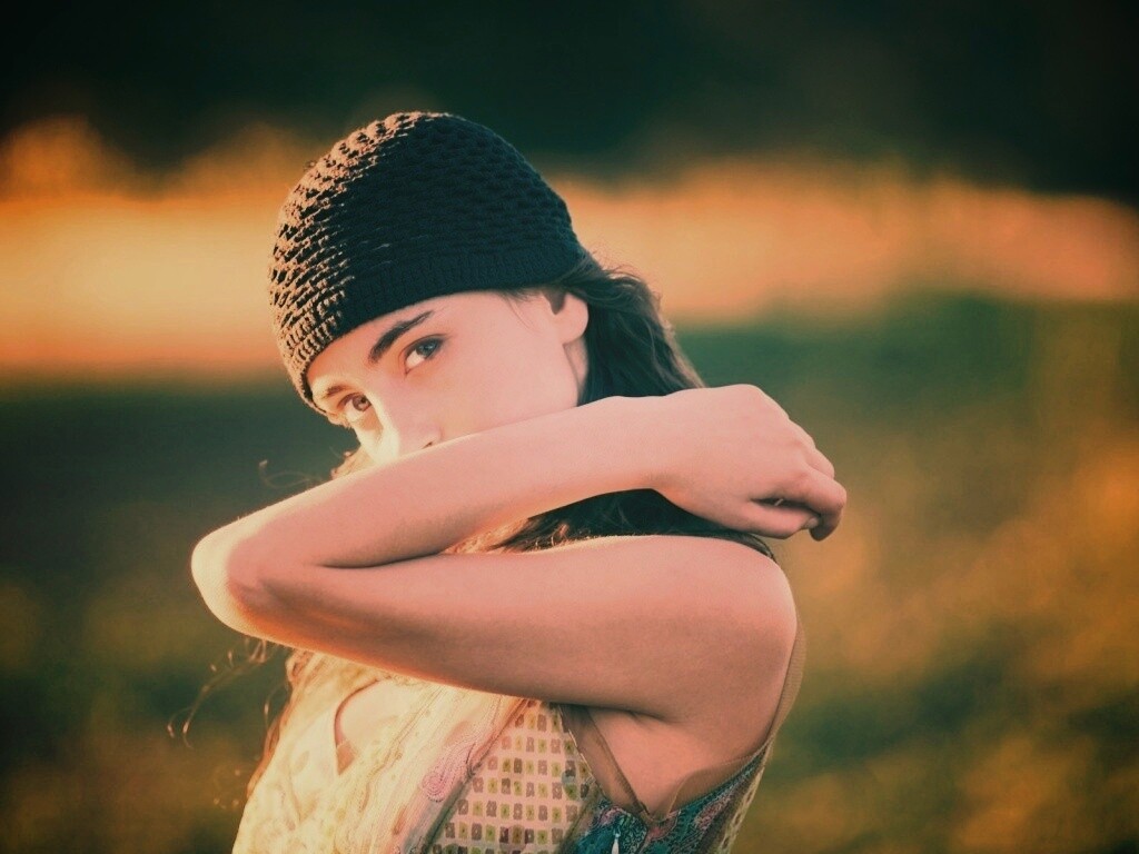 Спрятавшись за сгибом руки обои