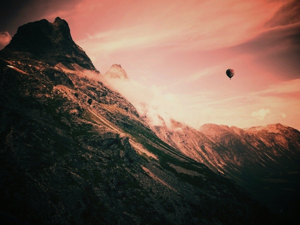 Воздушный шар в горах обои