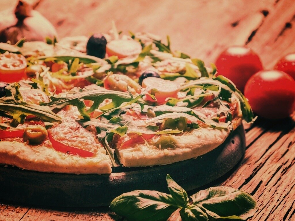 Свежая пицца с рукколой обои