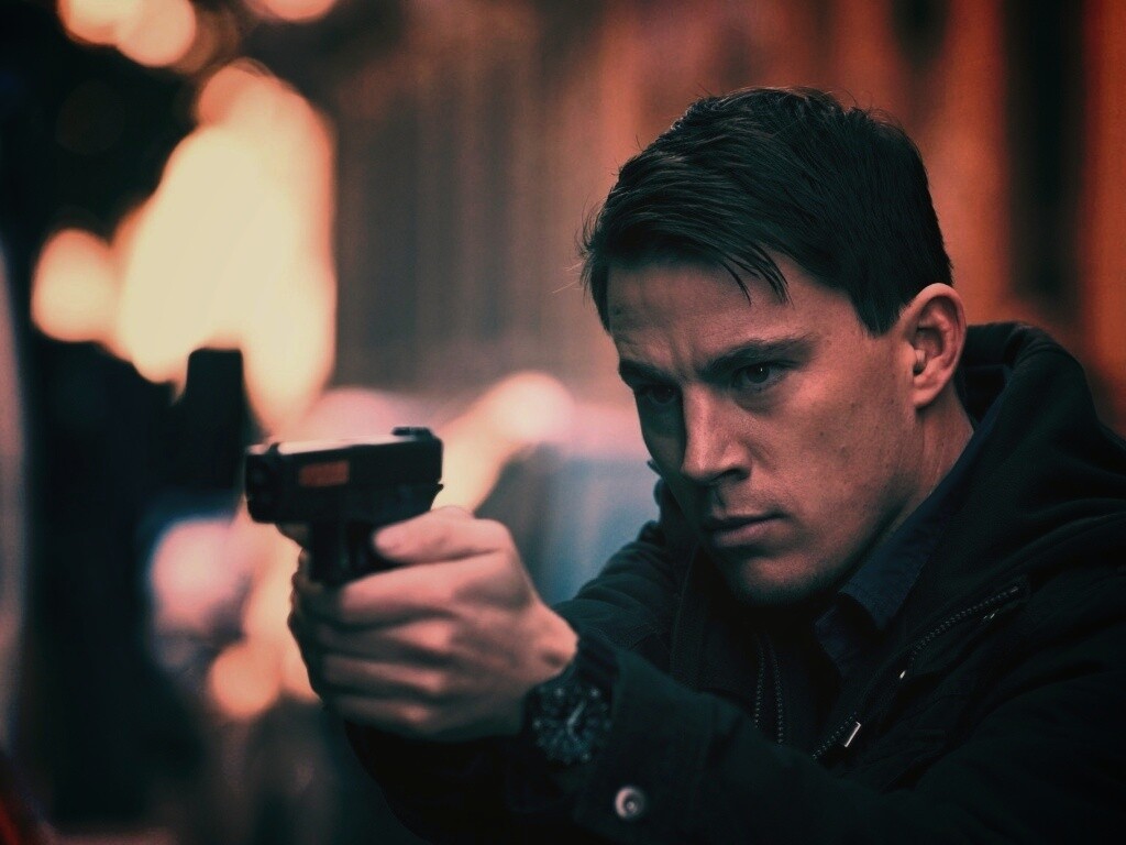 Ченнинг Татум с пистолетом обои