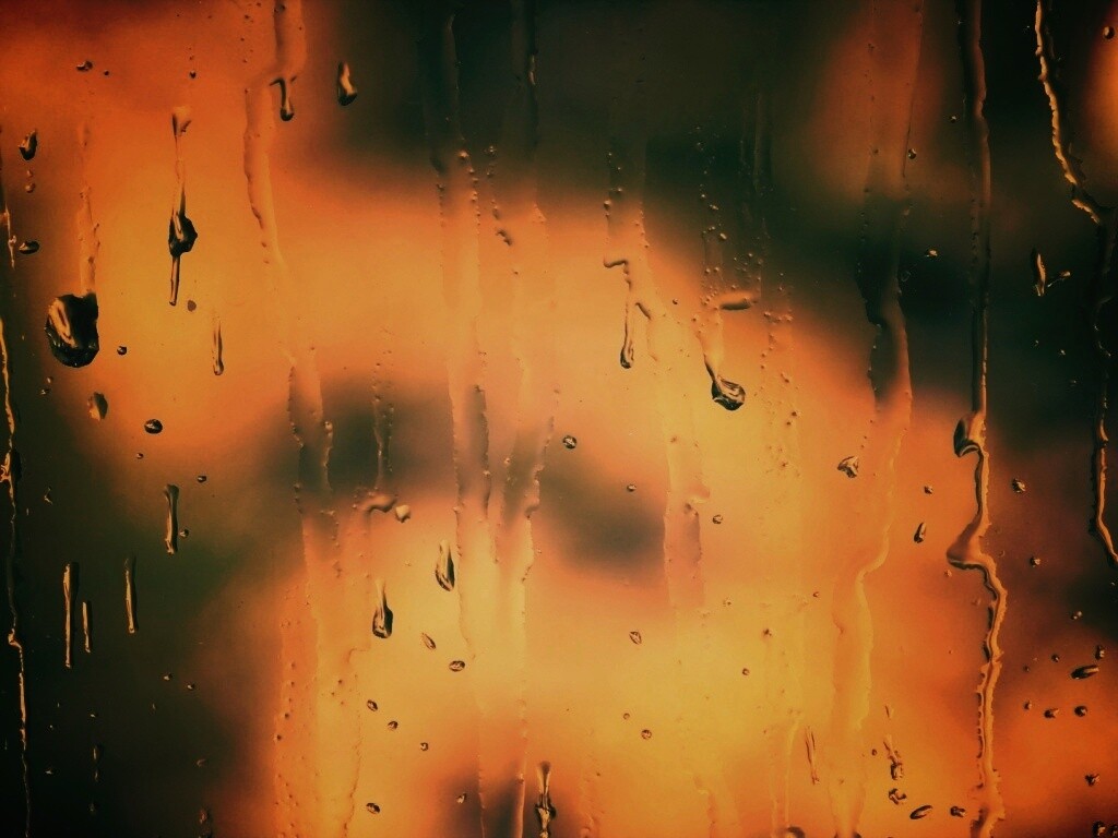 Текущая по стеклу вода обои