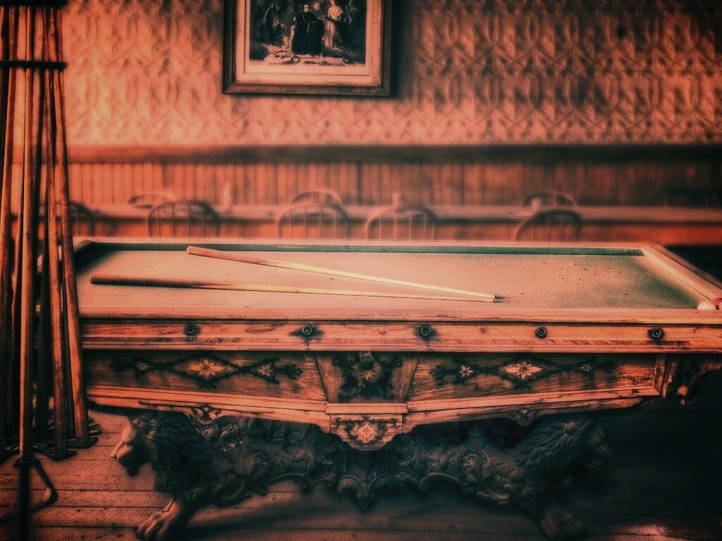 Старинный бильярдный стол обои