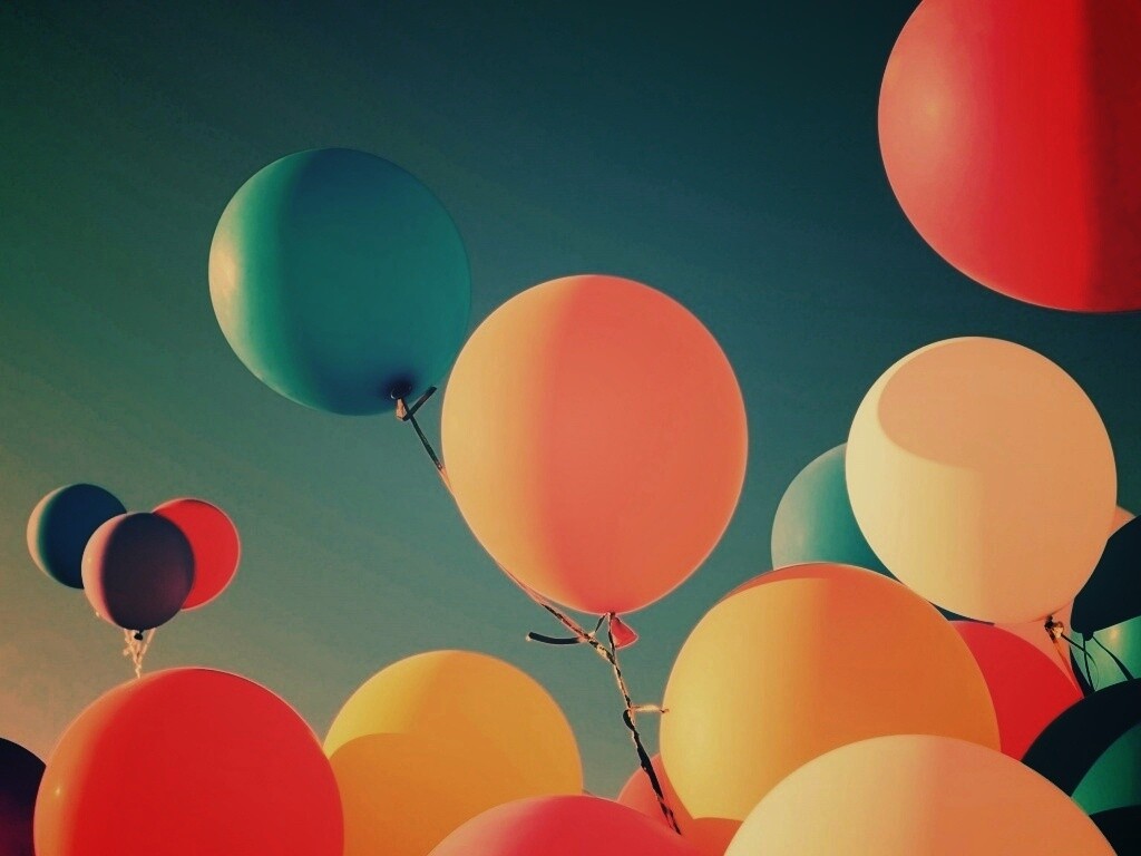 Разноцветные воздушные шарики обои