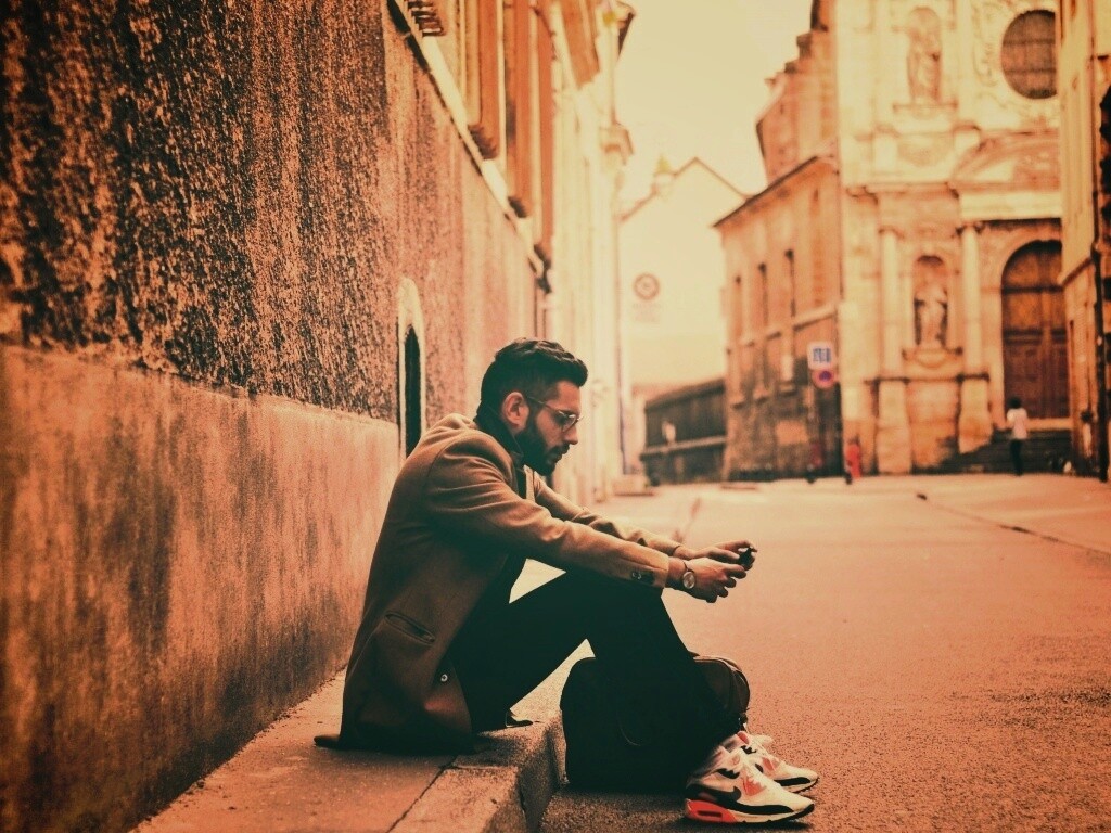 Хипстер с телефоном обои