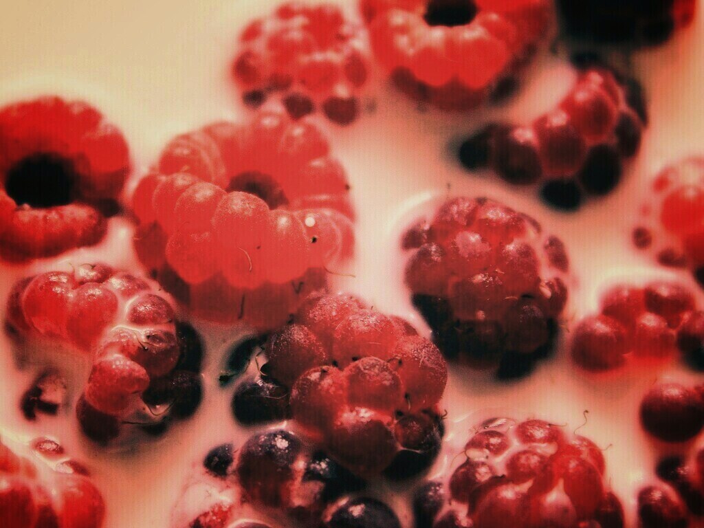 Малина в молоке обои