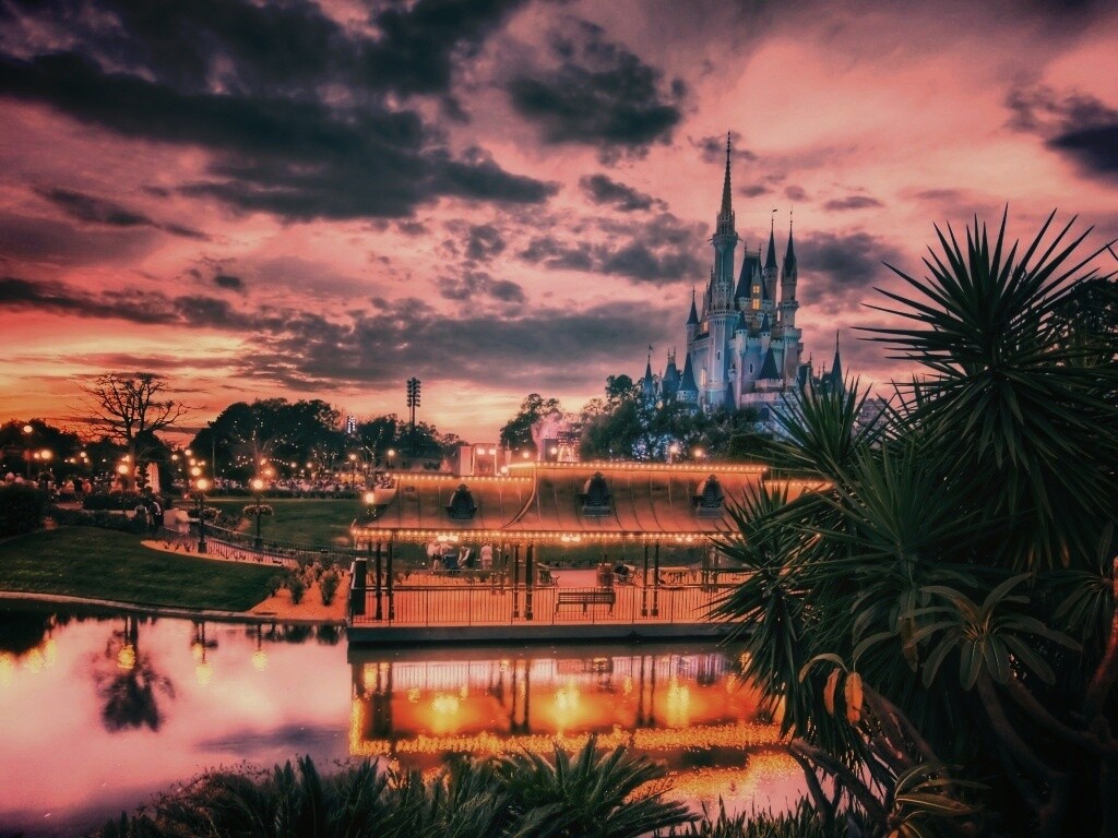 Диснеёленд вечером обои
