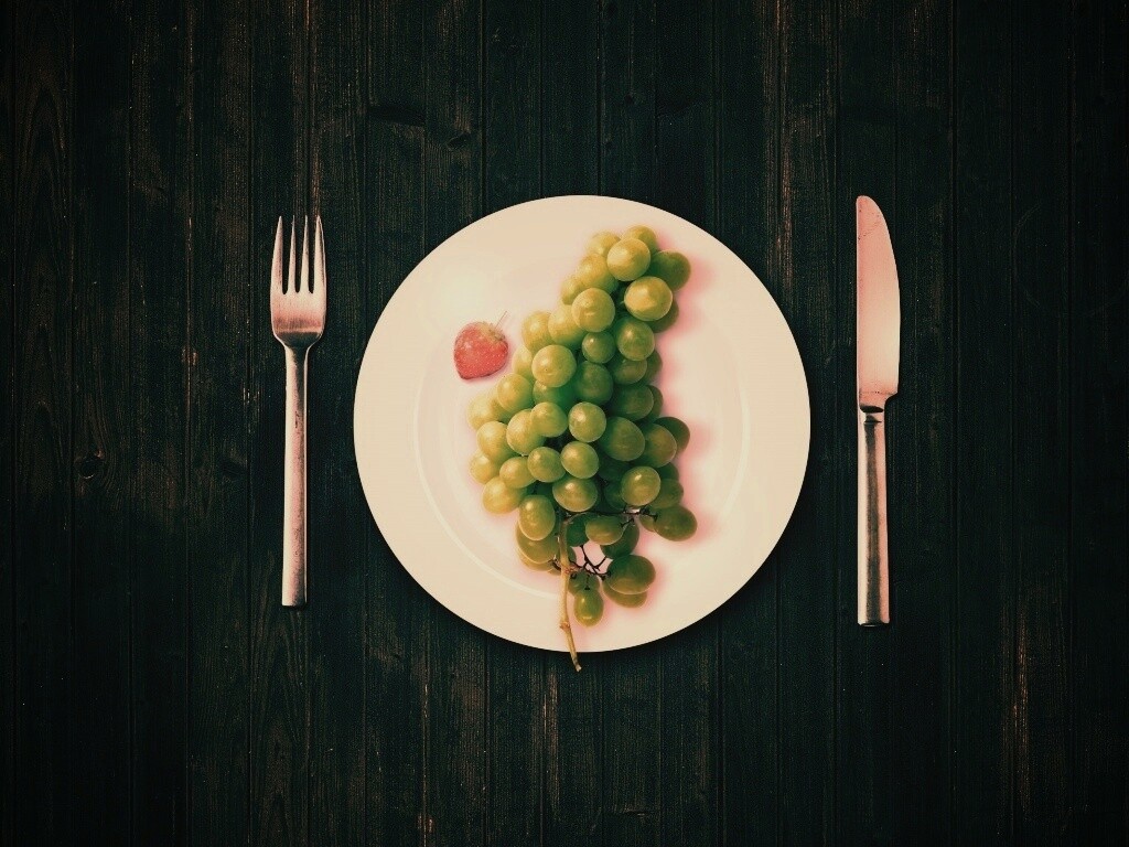 Виноград с клубникой обои