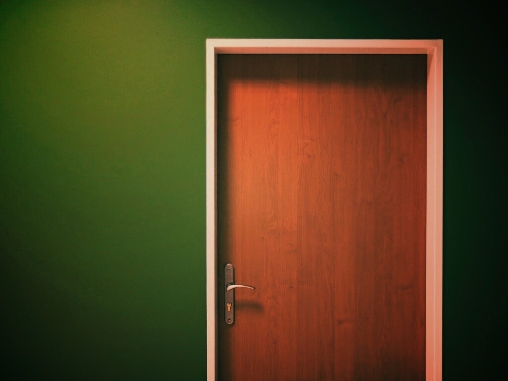 Дверь в стене обои