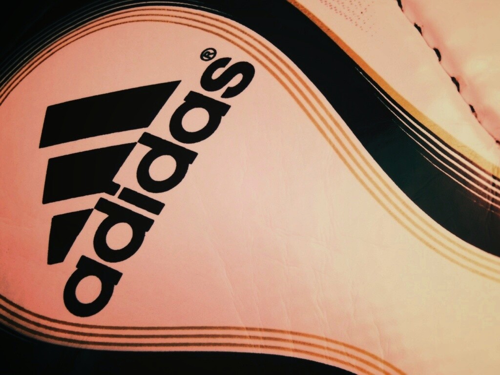 Мяч с логотипом Adidas обои