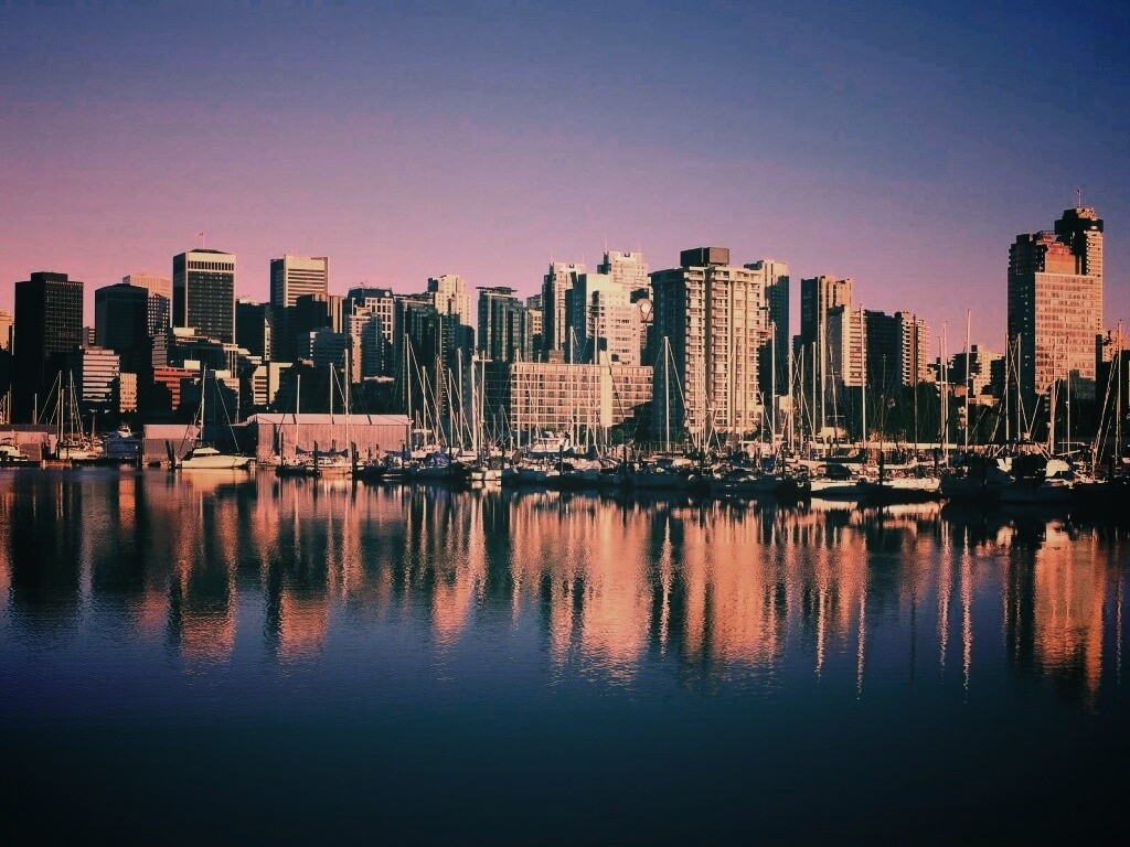 Город у воды обои