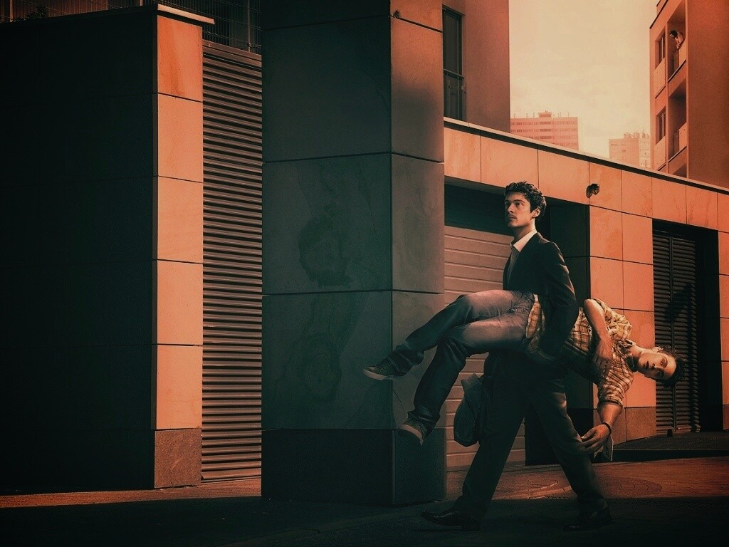 Мужчина с куклой обои