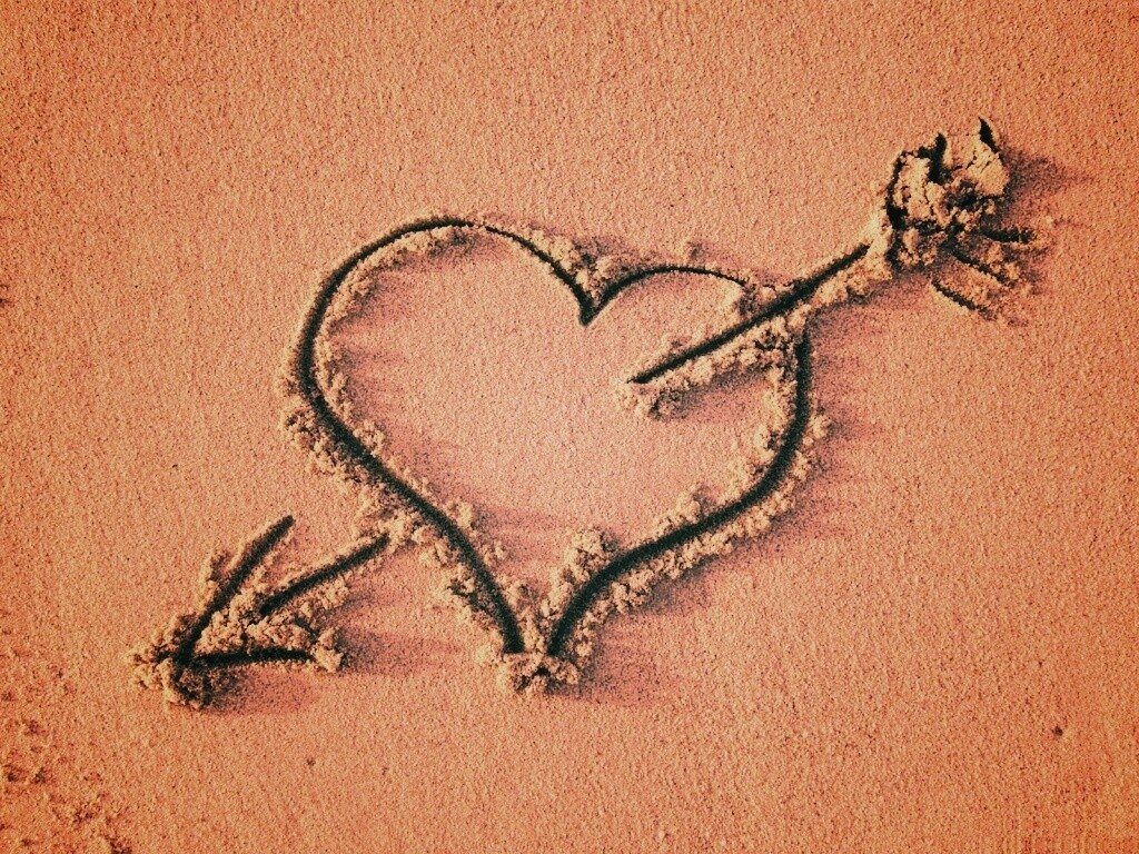 Сердце на песке обои