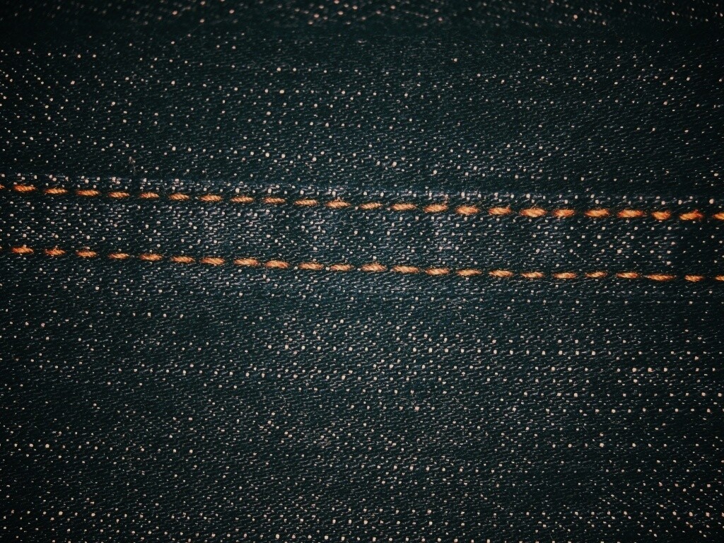 Темная джинсовая ткань со строчкой обои