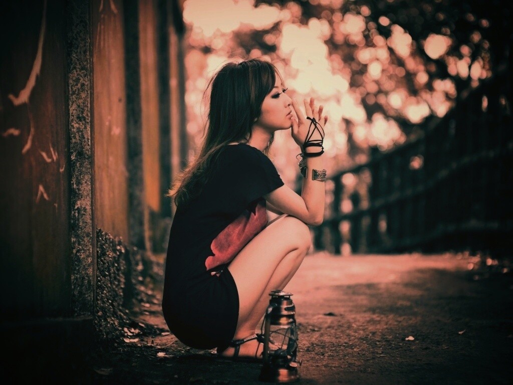 Японская девушка и масляный фонарь обои